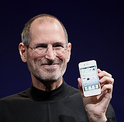 Steve Jobs présentant le premier Iphone, Source : wikipedia